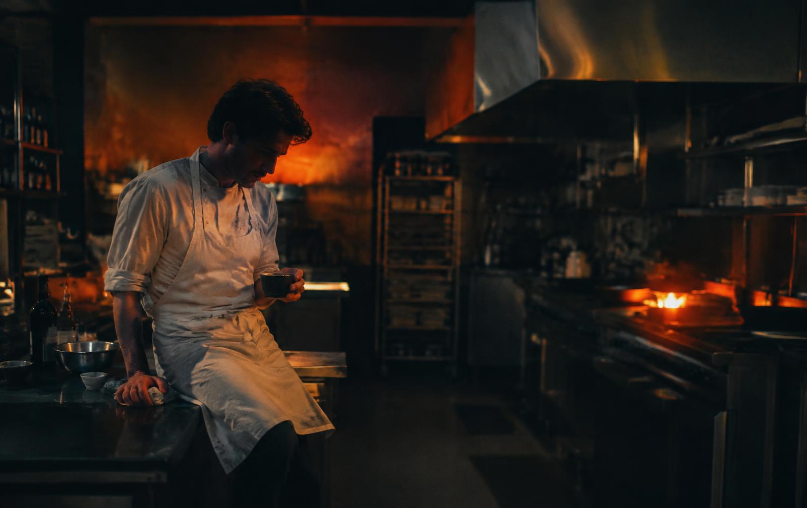 Cuisinier en pause dans une cuisine de restaurant